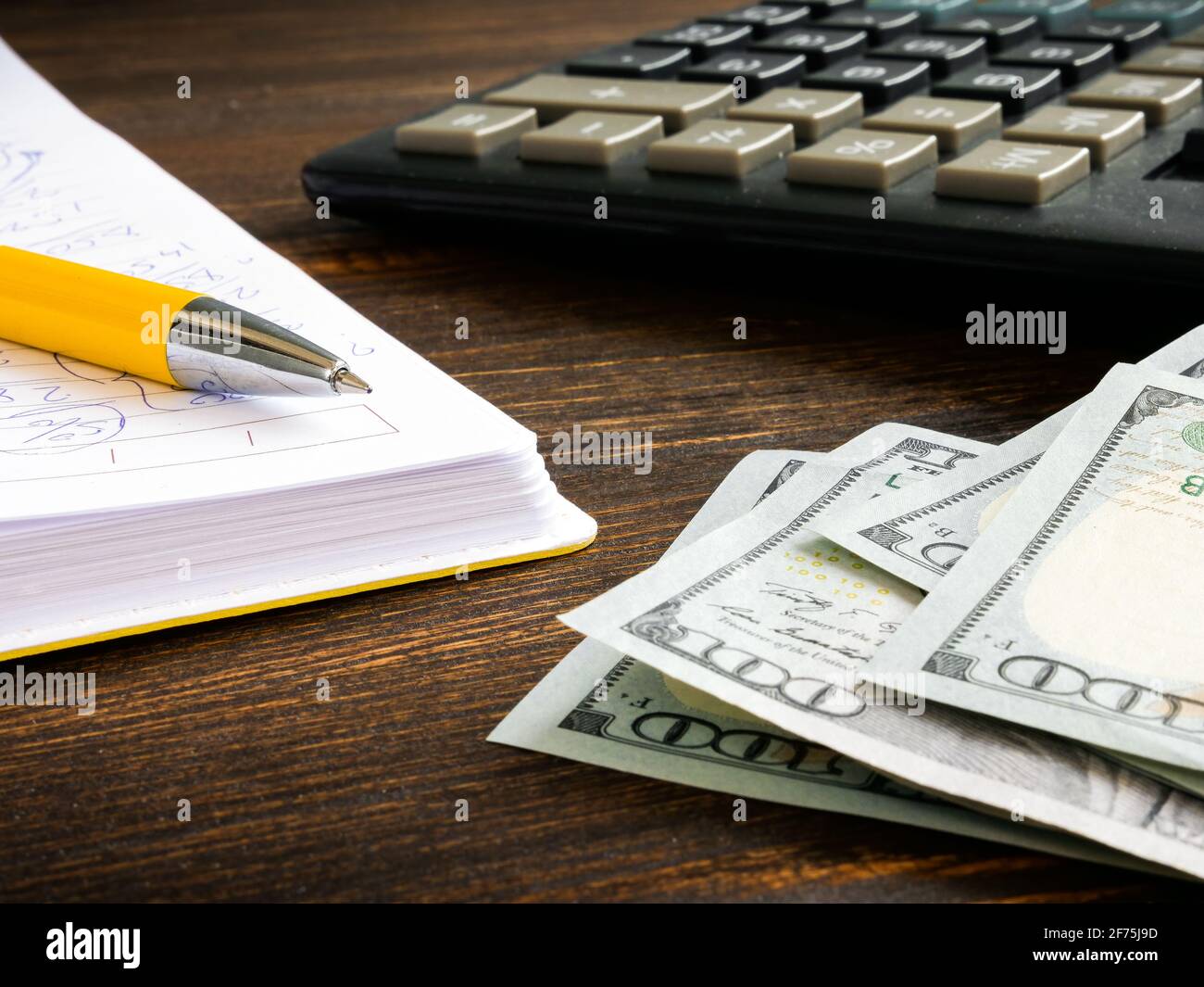 Argent comptant avec calculatrice et bloc-notes avec finances de la maison. Banque D'Images