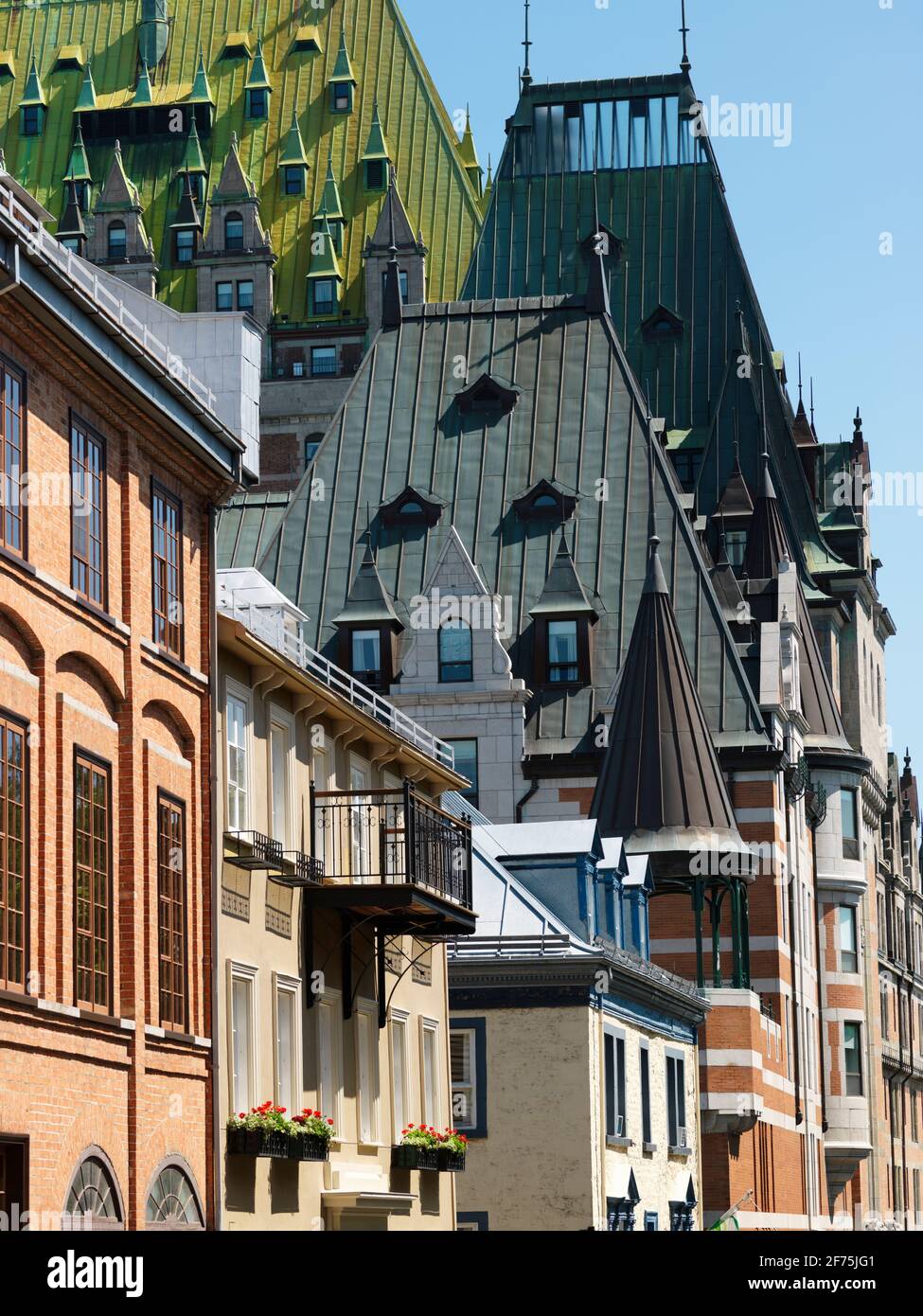 Canada, Québec, Québec, Château Frontenac, une variété de lignes de toits de style néo-Château revêtus de cuivre Banque D'Images