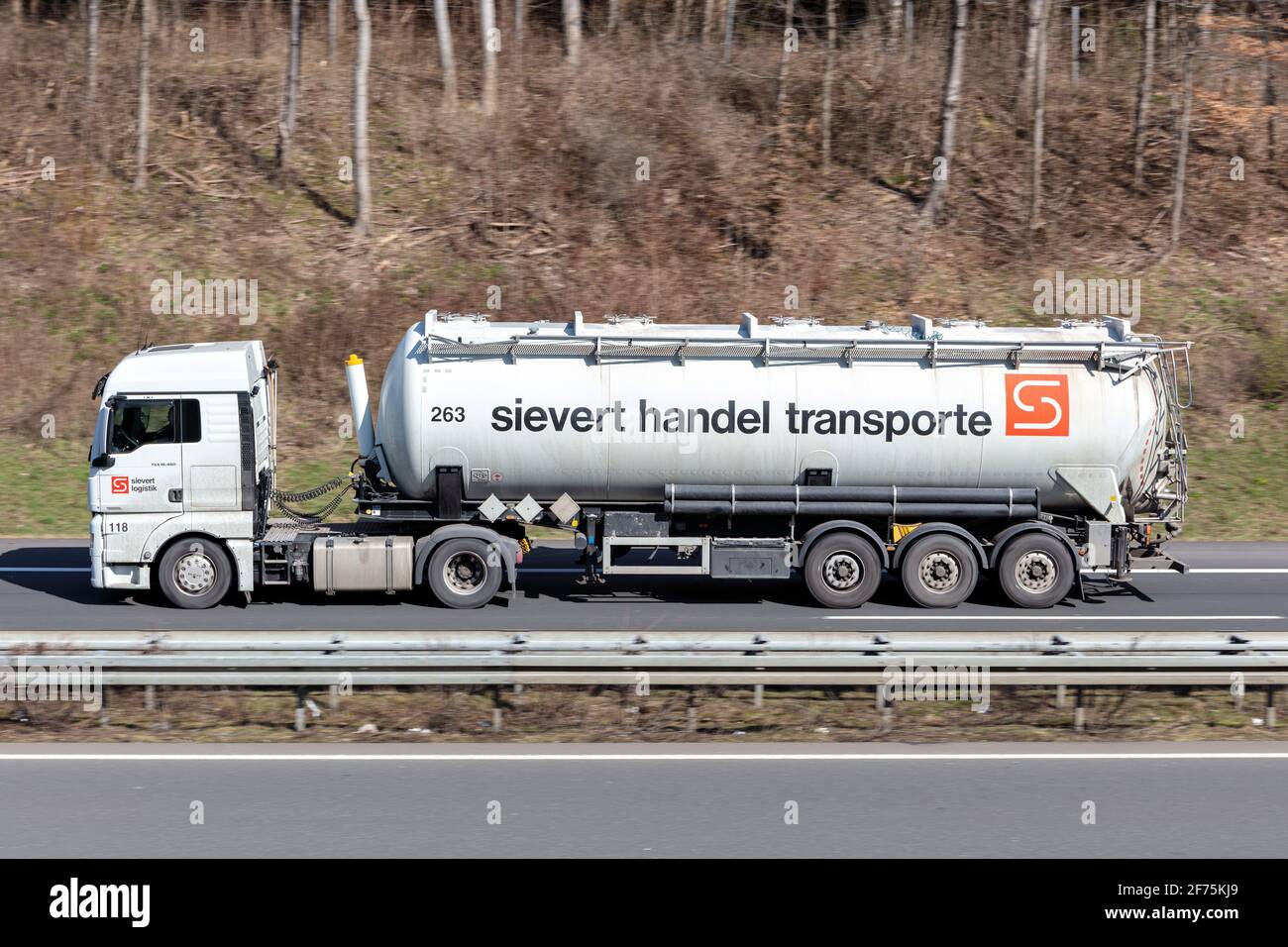 Sievert MAN TGX camion avec remorque de silo sur autoroute. Banque D'Images