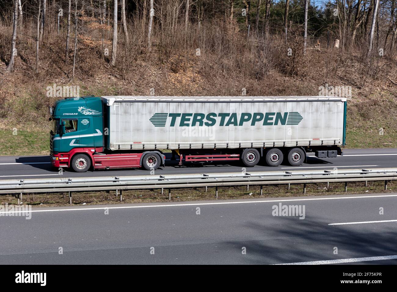 Camion Terstappen Scania avec remorque en bordure de trottoir sur autoroute. Banque D'Images
