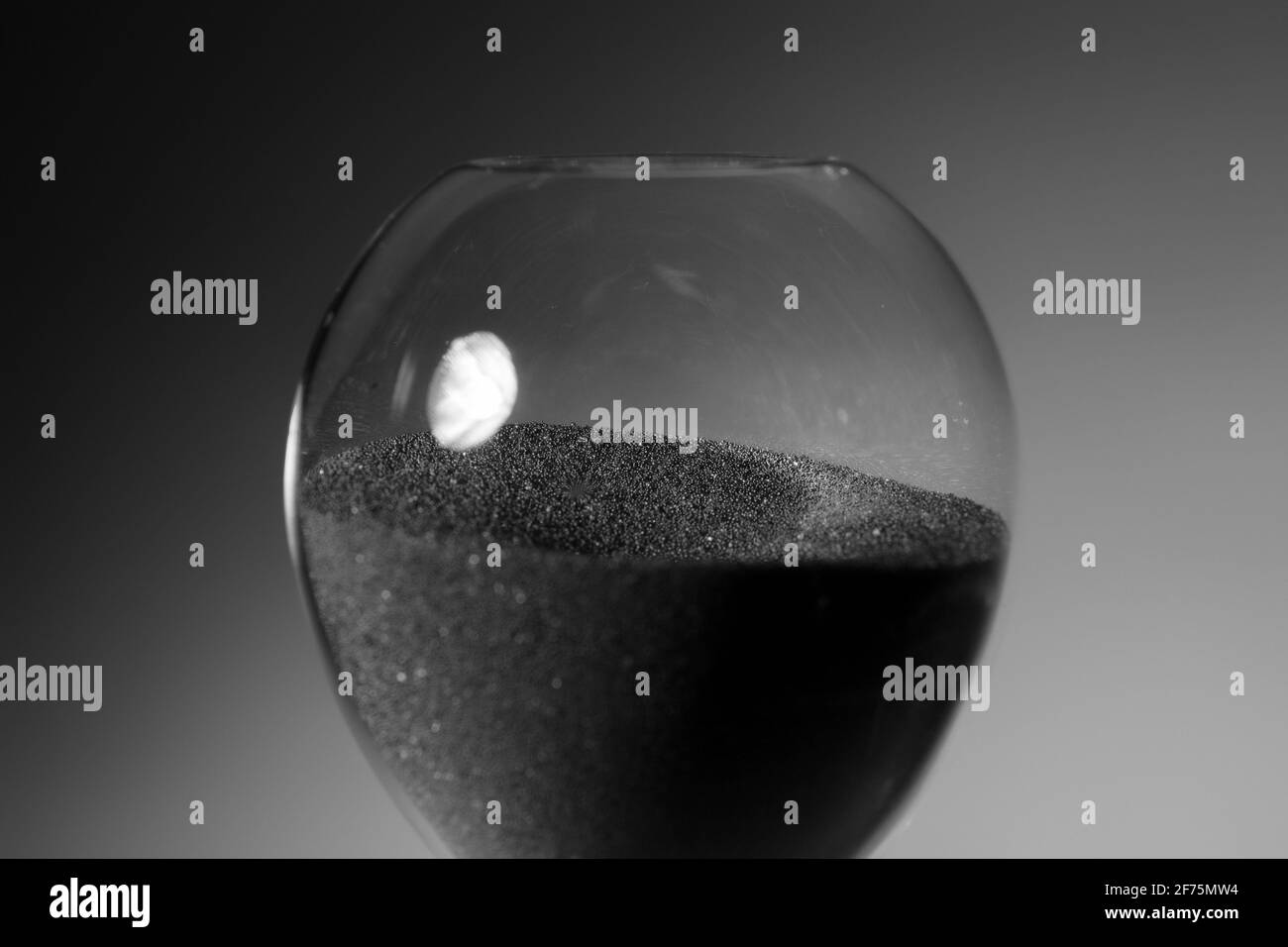 Photo noir et blanc du sablier en gros plan Banque D'Images