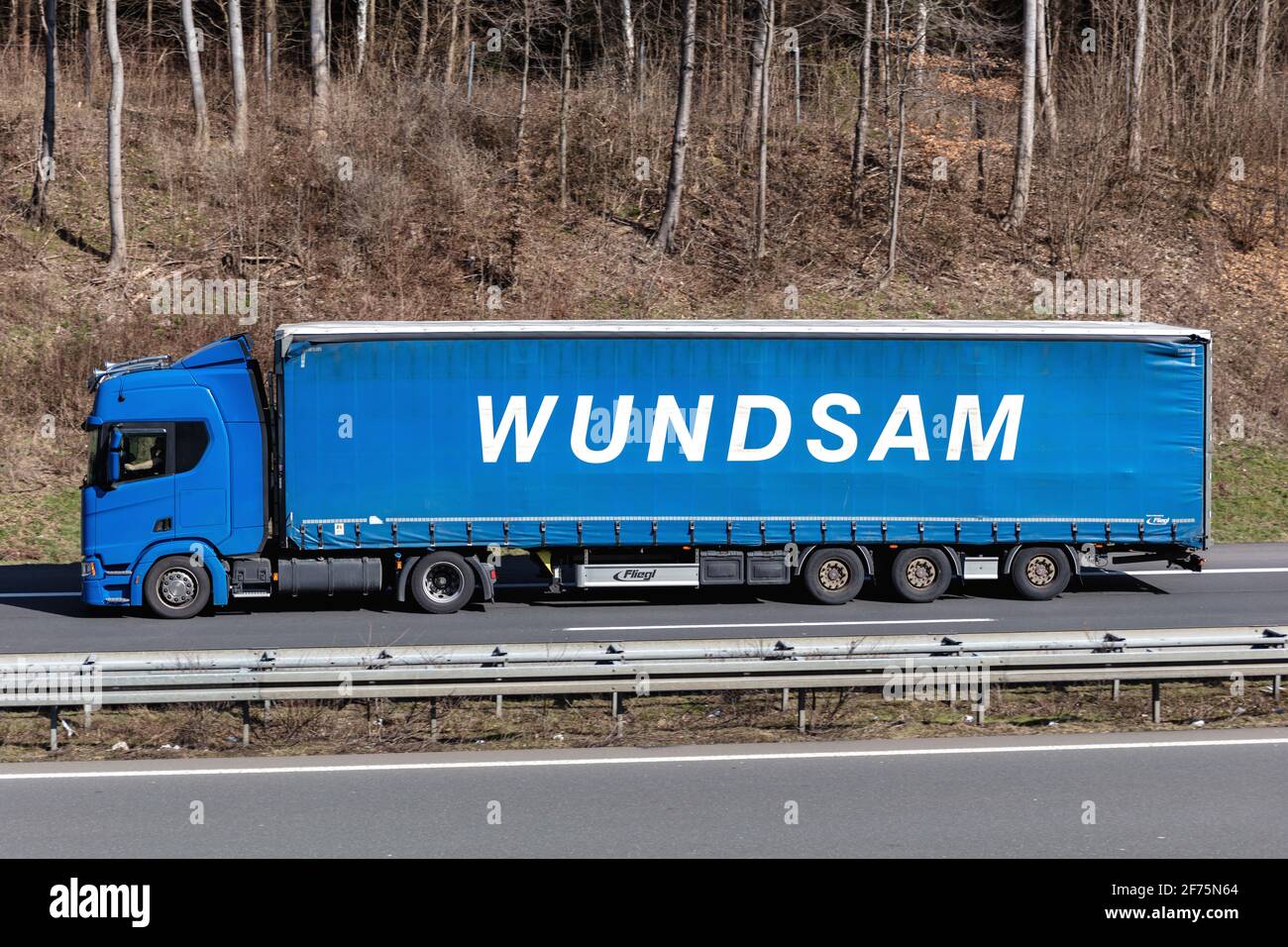 Camion Wundsam Scania avec remorque sur l'autoroute. Banque D'Images