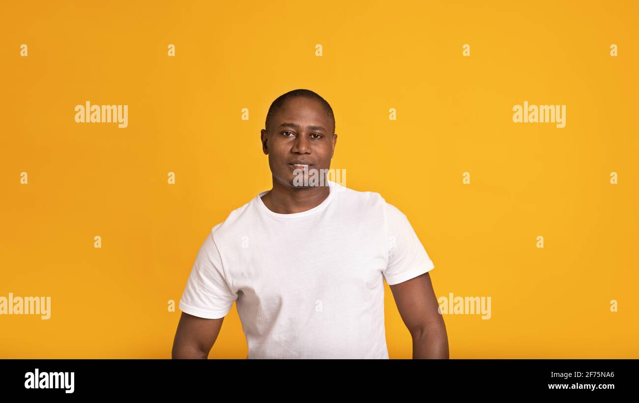 Modèle de type adulte sérieux, blogueur pour la publicité et le texte Banque D'Images