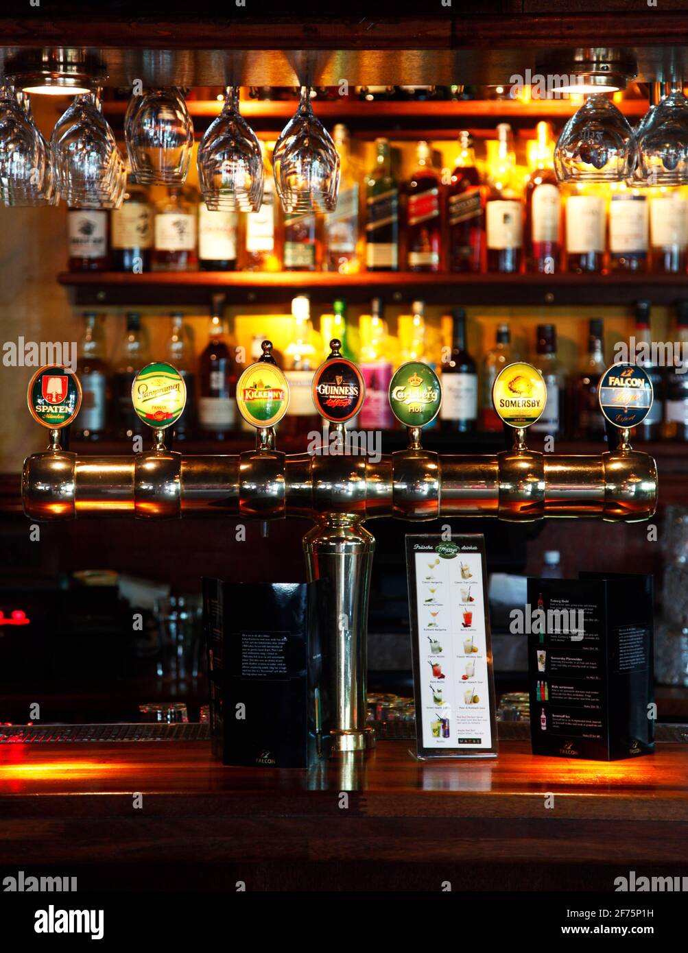 Différentes sortes de spiritueux et de bière au bar d'une taverne, d'un restaurant, d'une discothèque. Banque D'Images