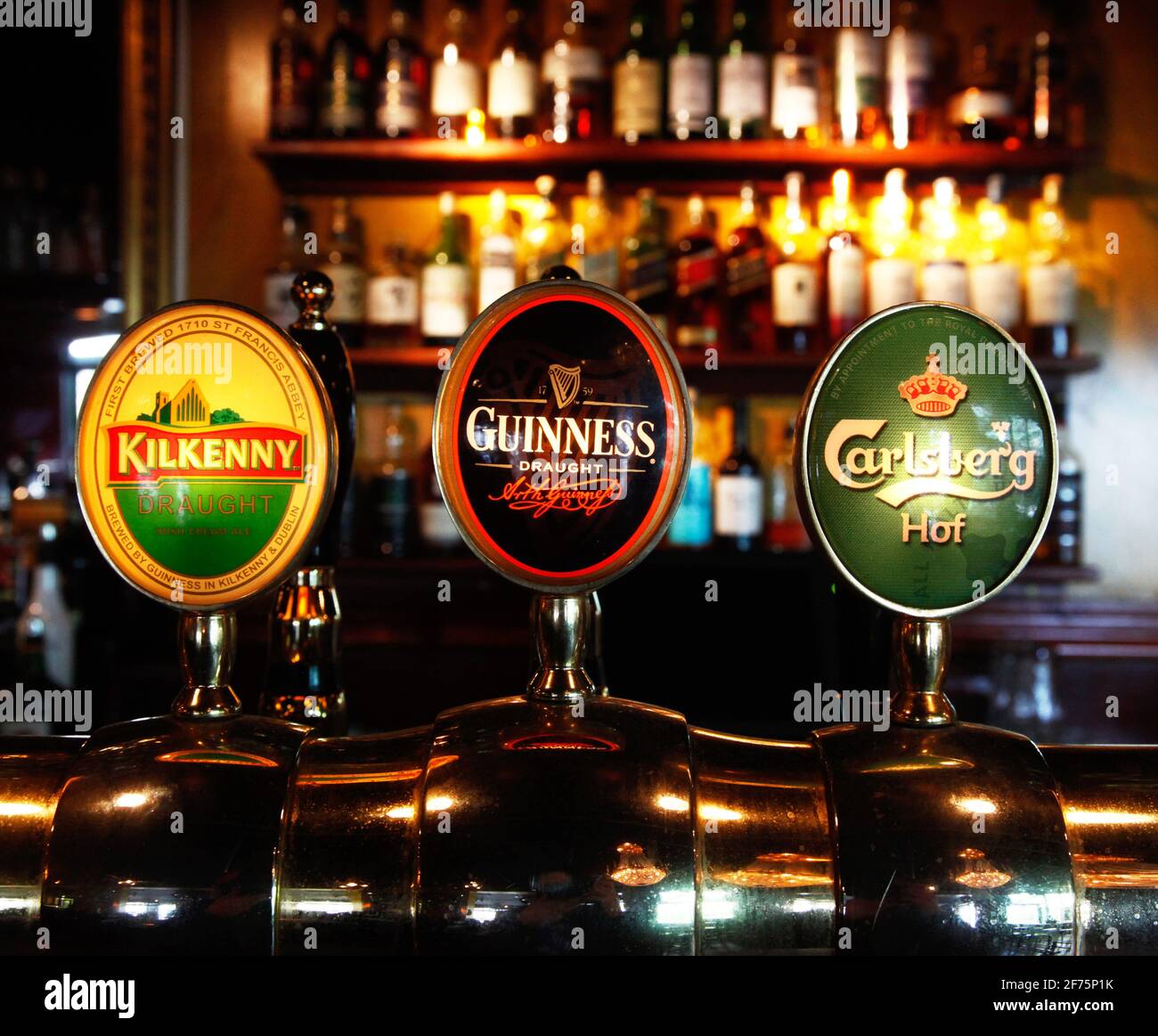 Différentes sortes de spiritueux et de bière au bar d'une taverne, d'un restaurant, d'une discothèque. Banque D'Images