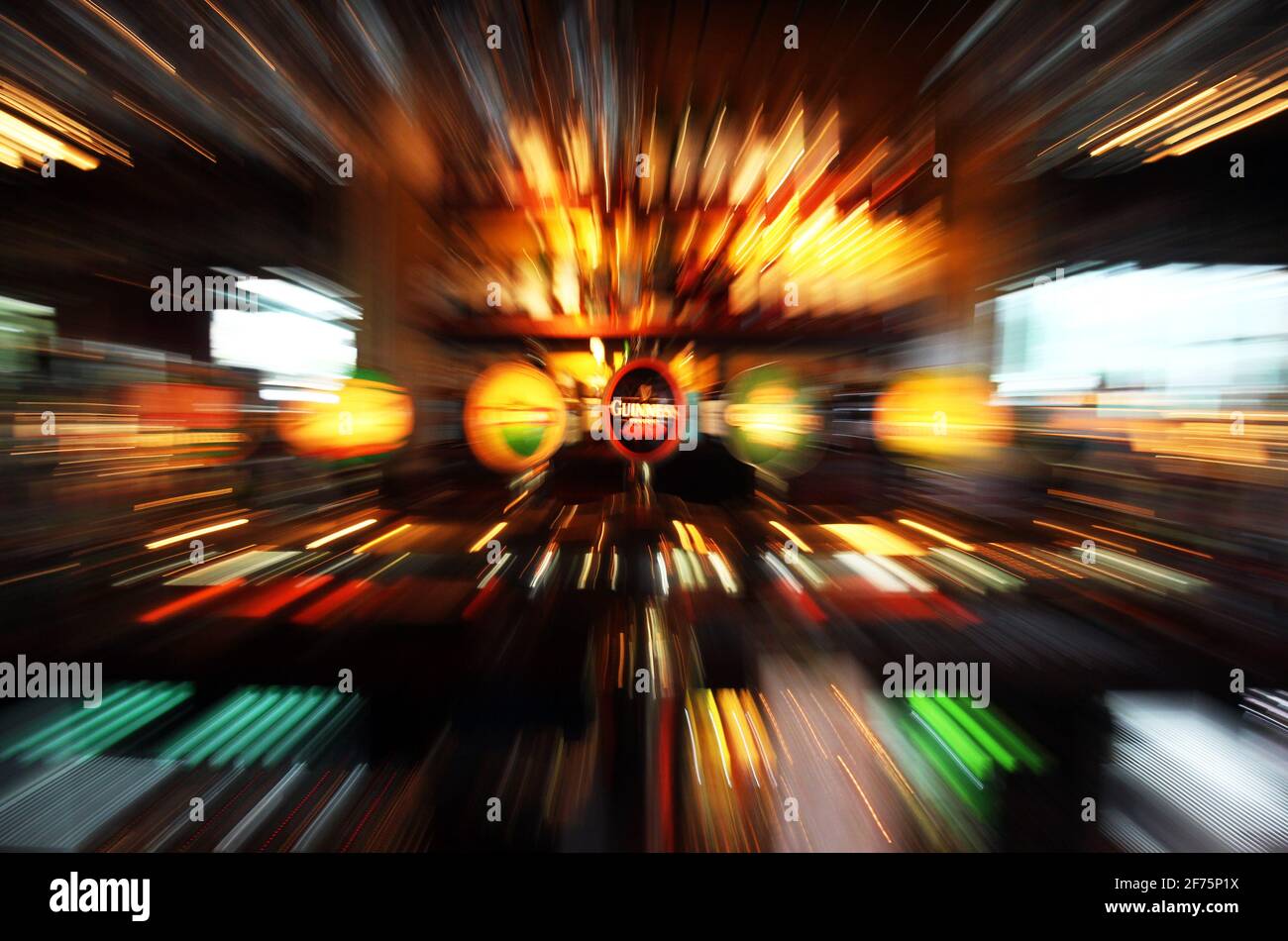 Différentes sortes de spiritueux et de bière au bar d'une taverne, d'un restaurant, d'une discothèque. Banque D'Images