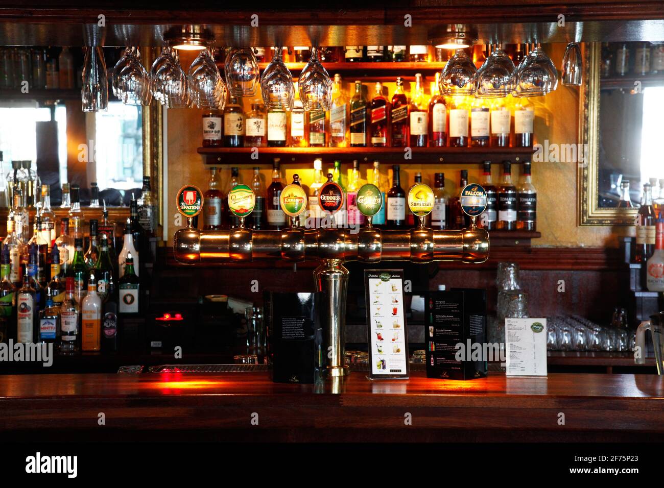 Différentes sortes de spiritueux et de bière au bar d'une taverne, d'un restaurant, d'une discothèque. Banque D'Images