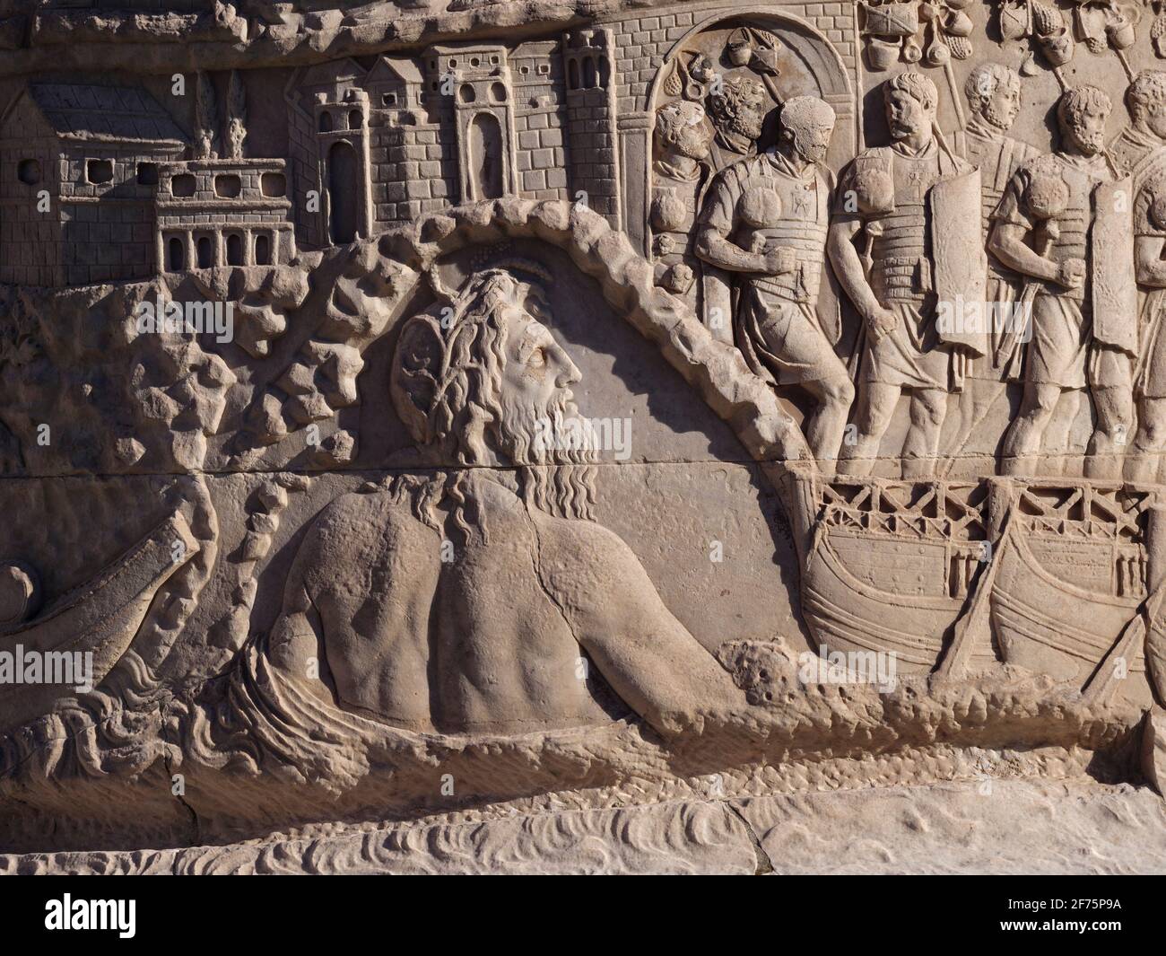 Rome. Italie. Colonne de Trajan (Colonna Traiana), AD 113. Détail de la scène représentant la personnification du Danube comme le Dieu romain Danubius. Banque D'Images