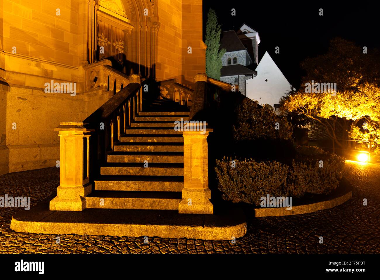 Une belle image dramatique des escaliers menant à une église catholique dans la nuit. Technique de mise au point sélective. Banque D'Images