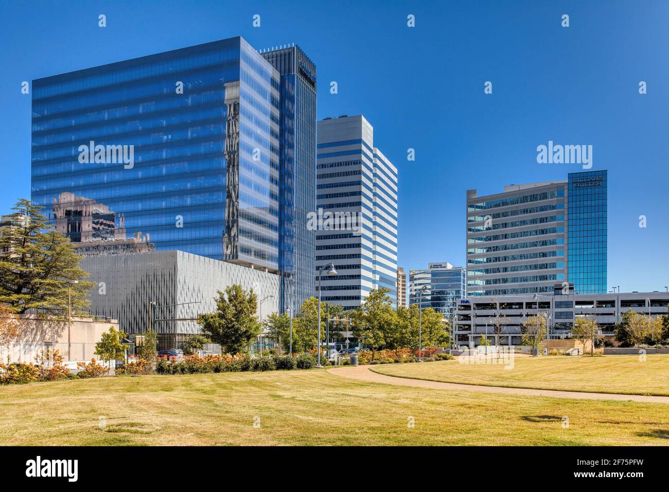 Gateway Plaza, South State Bank Building, Williams Mullen Centre domine le coin se de Kanawha Plaza, dans le quartier central de Richmond. Banque D'Images