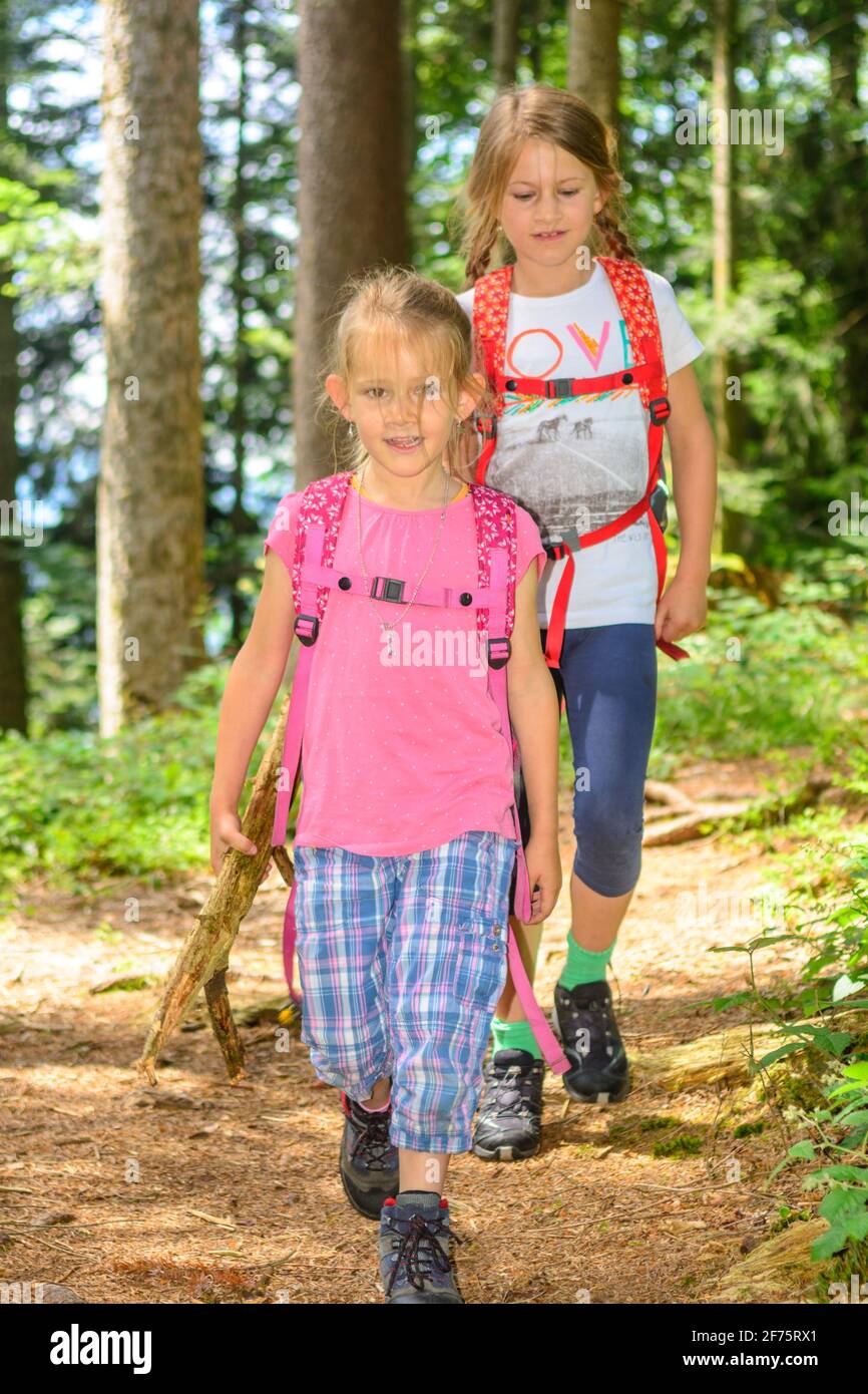 Deux jeunes filles en randonnée dans la forêt Banque D'Images