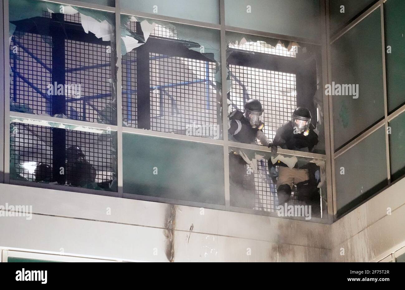 St. Louis, États-Unis. 4 avril 2021. La police a effectué une enquête sur les dégâts après que les détenus ont brisé des fenêtres, allumé des feux et jeté des chaises dans la rue du Centre de justice de Saint-Louis lors d'une émeute à Saint-Louis le dimanche 4 avril 2021. Environ 60 détenus ont pu échapper à leurs cellules pour briser les fenêtres, hurler aux gens dans les rues et déclencher de petits feux. La police a finalement pris le contrôle après environ 15 minutes. Une émeute similaire s'est produite en février. Photo par Bill Greenblatt/UPI crédit: UPI/Alay Live News Banque D'Images