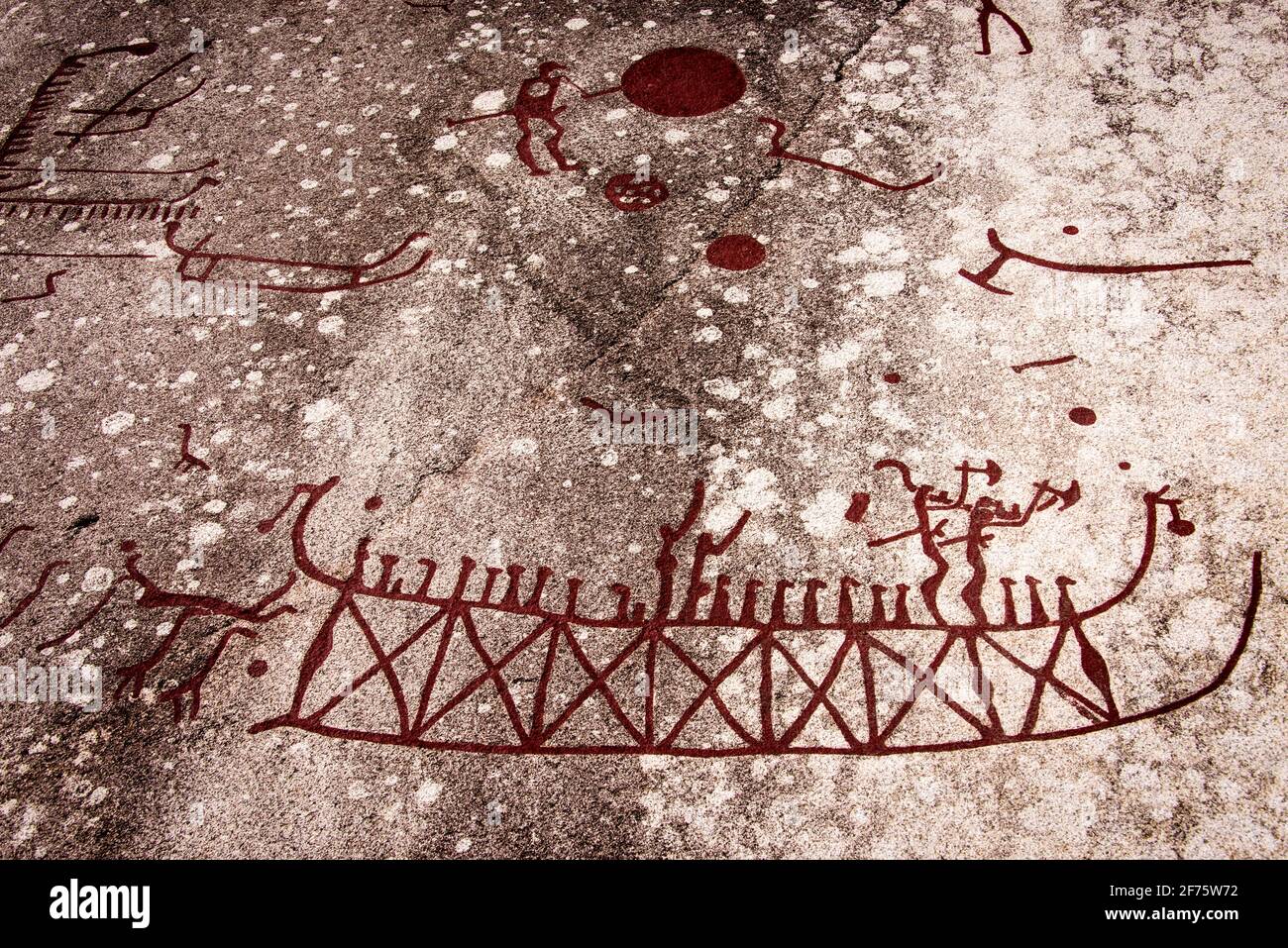 Schiff mit Kriegern: Détail der Felsbilder von Tanum en Suisse - navire avec guerriers: Détail des anciennes sculptures de roche à Tanum en Suède Banque D'Images