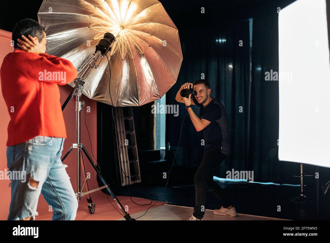 Photo d'un photographe professionnel pendant la prise de vue en studio. Banque D'Images