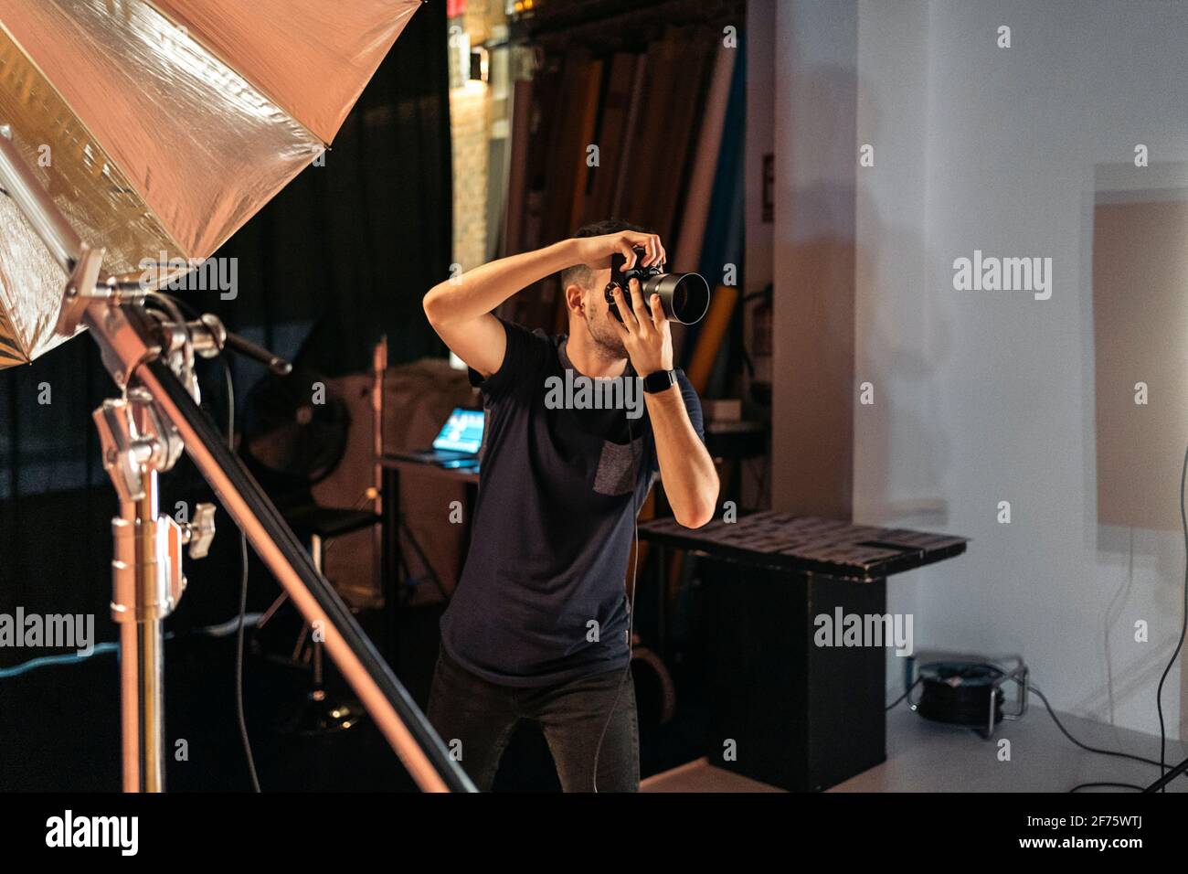 Photo d'un photographe professionnel pendant la prise de vue en studio. Banque D'Images