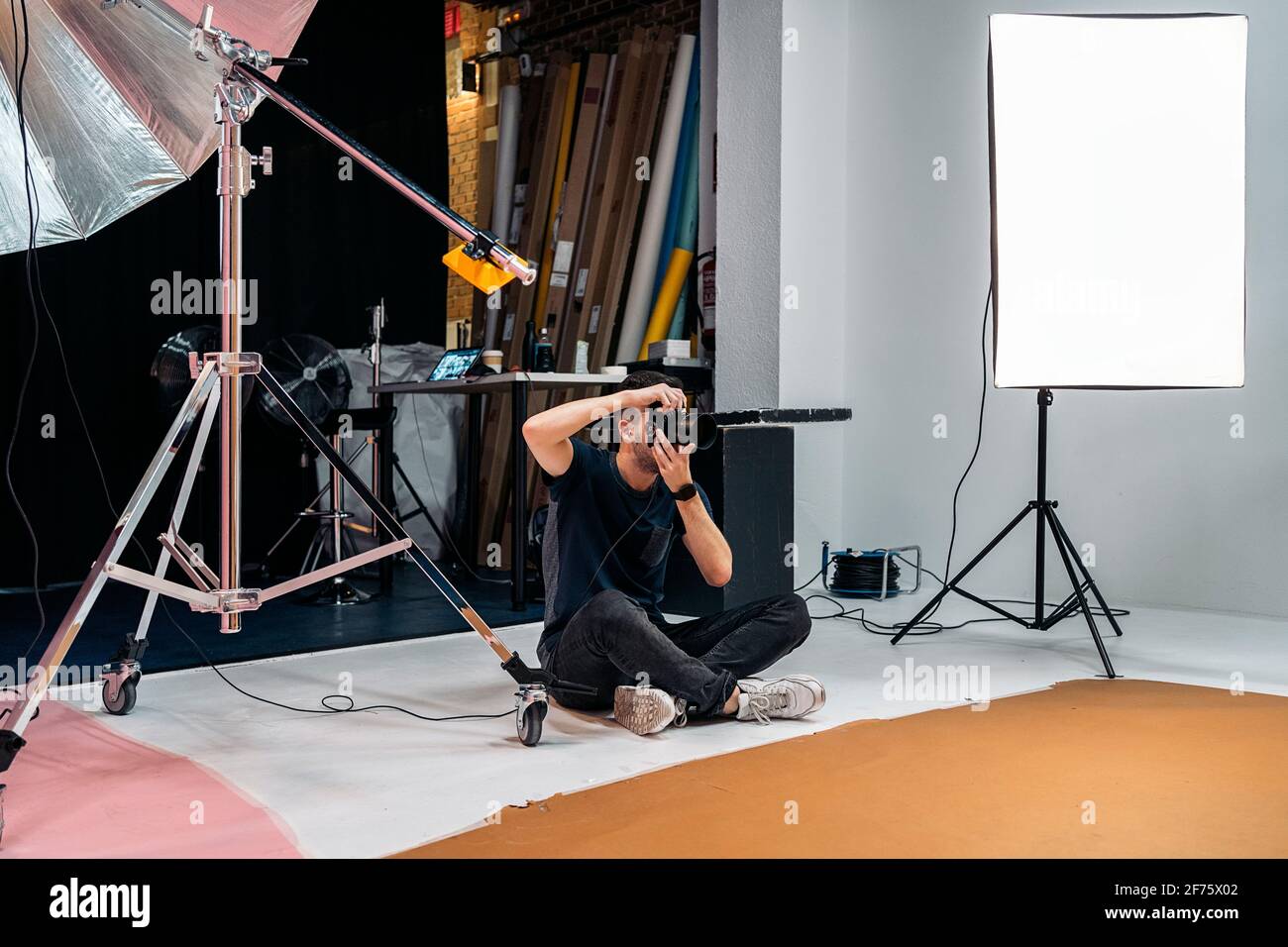 Photo d'un photographe professionnel pendant la prise de vue en studio. Banque D'Images