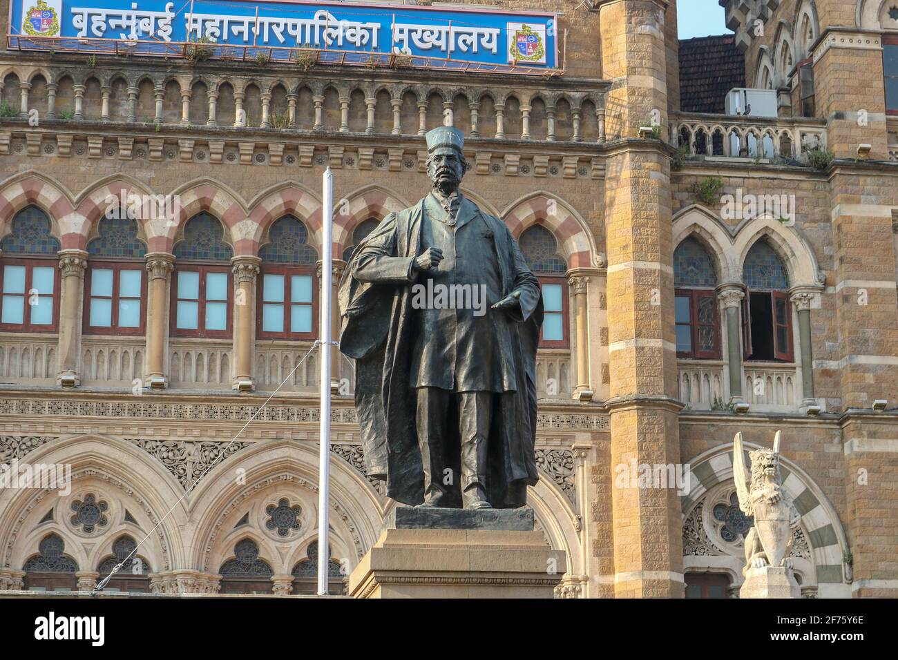 Statue de Phiroz Shah Mehta de l'édifice Municipal Corporation de BMC. Construit en 1893, patrimoine de l'UNESCO, architecture britannique et bâtiment historique Banque D'Images