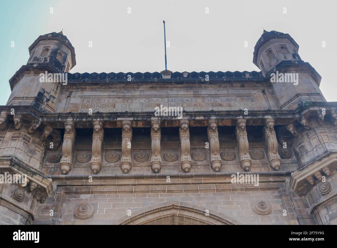 Inscription sur la porte de lecture: 'Érigée pour commémorer le débarquement en Inde de leurs Majestés impériaux le roi George V et la reine Mary Banque D'Images