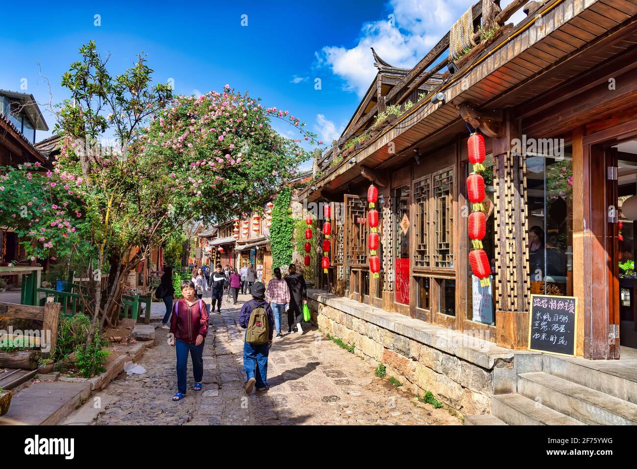 Shuhe Naxi, Chine - 28 avril 2019 : personnes marchant dans la rue principale du village antique de Shuhe Naxi. Ce village est l'un des plus bien conservés Banque D'Images