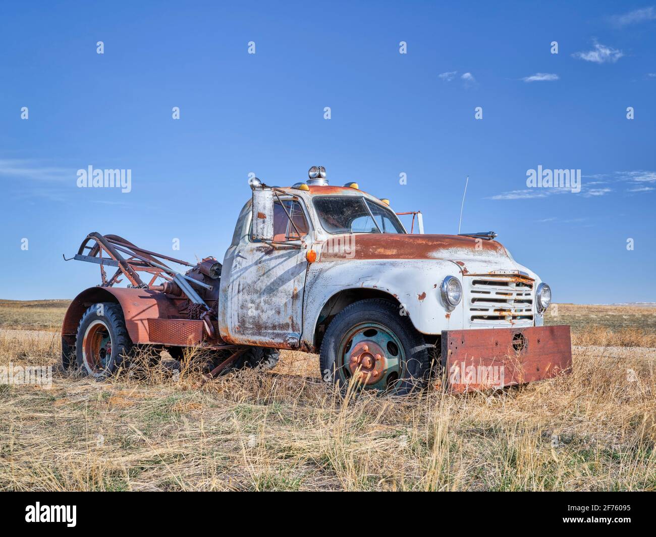 Vieux camion de remorquage rouillé sur une prairie, paysage du début du printemps dans le Colorado Banque D'Images