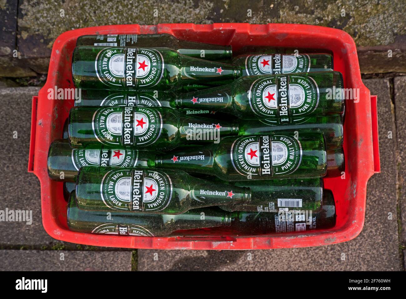 Boîte de recyclage en verre pleine de bouteilles Heineken vides dans la New Town, Édimbourg, Écosse, Royaume-Uni. Banque D'Images
