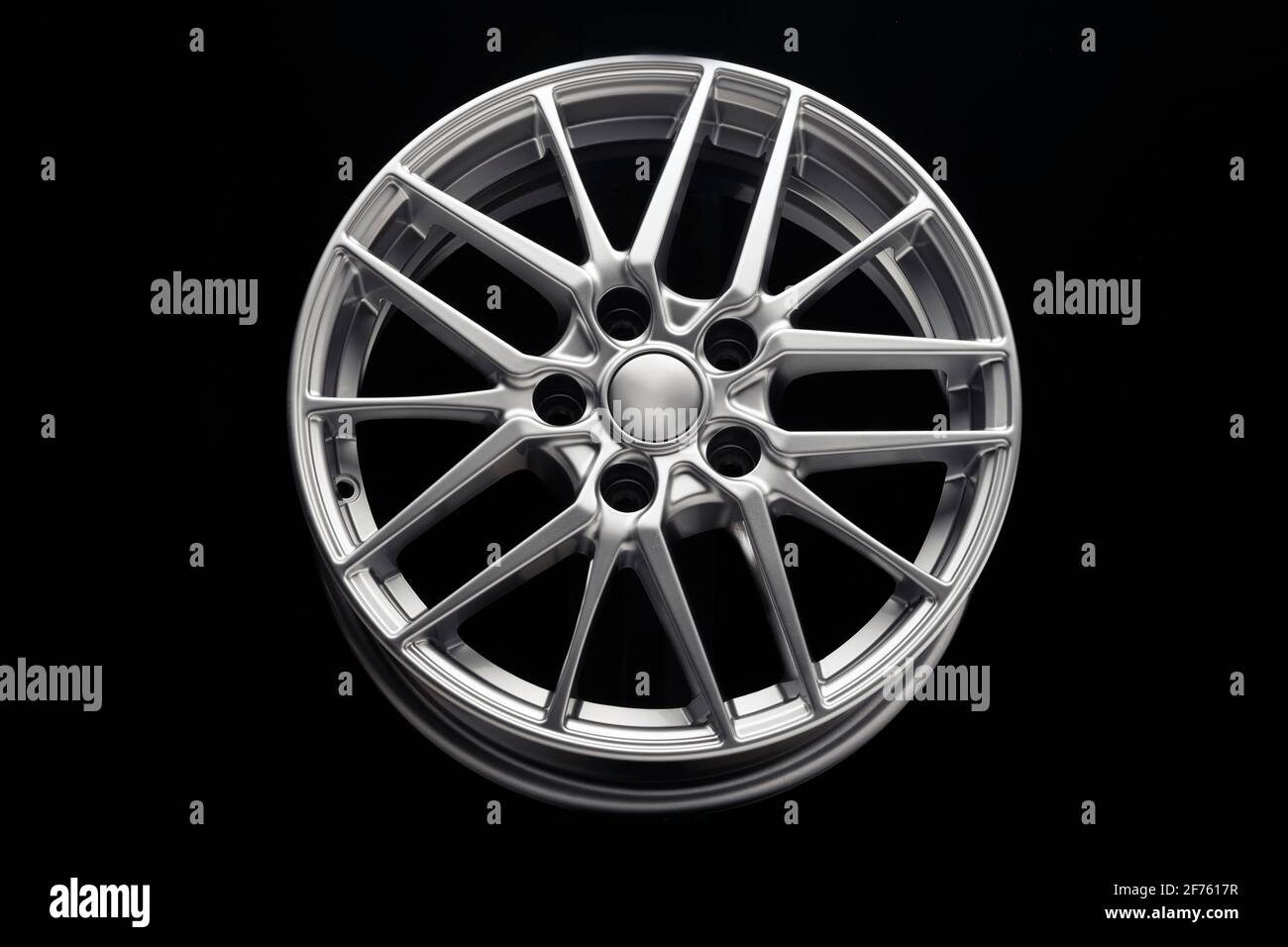 vue avant de la jante, des rayons et des roues en alliage léger sport. Banque D'Images
