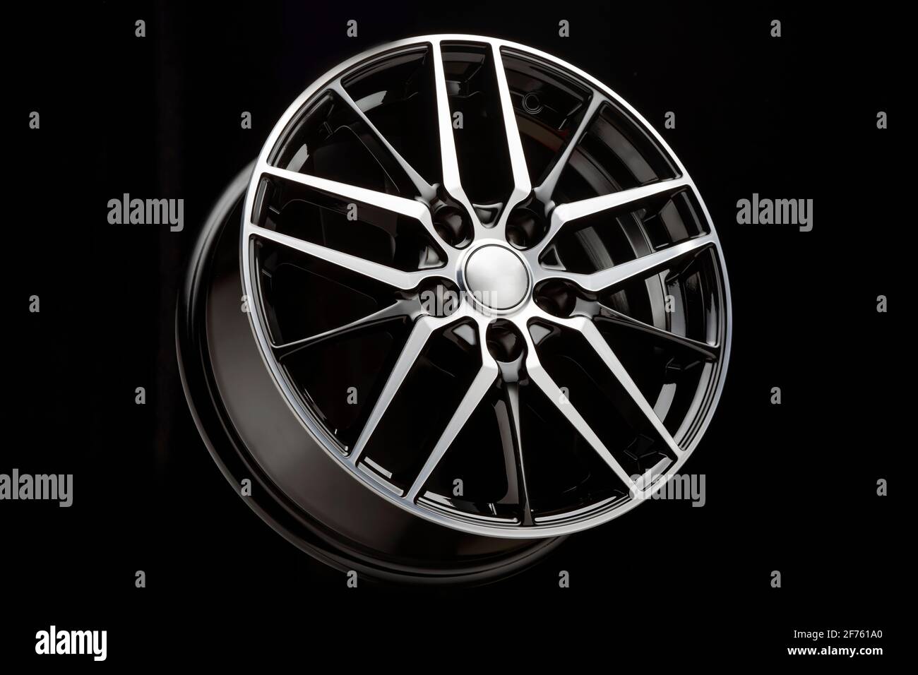 belles roues sport en alliage forgé noir. Banque D'Images