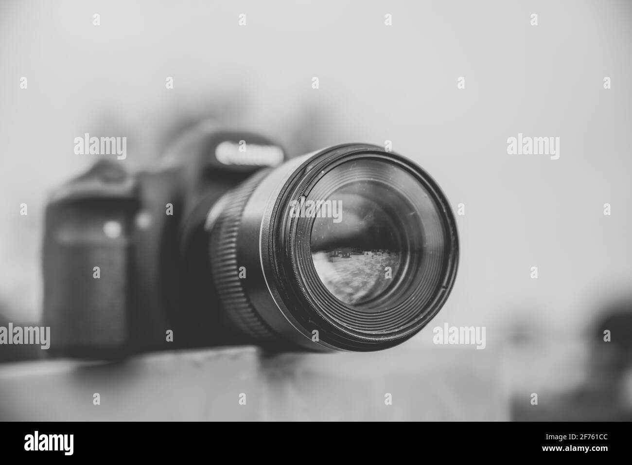 Gros plan d'un appareil photo reflex professionnel sur un arrière-plan flou. Banque D'Images