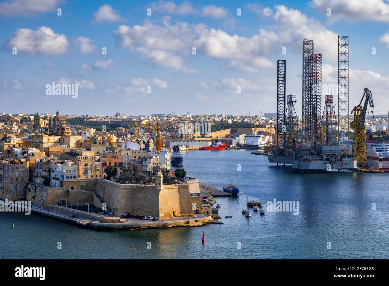 Ville de Senglea Cityscape à Malte, quais des grues dans le Grand Port Banque D'Images