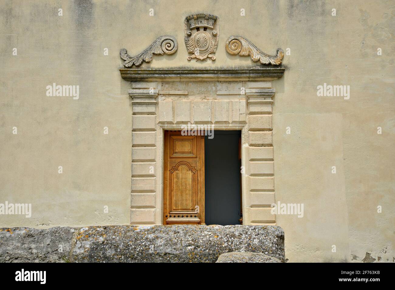 Ancienne porte d'entrée du Musée des Santons, dans le village provençal les Baux-de-Provence en Provence-Alpes-Côte d'Azur France. Banque D'Images