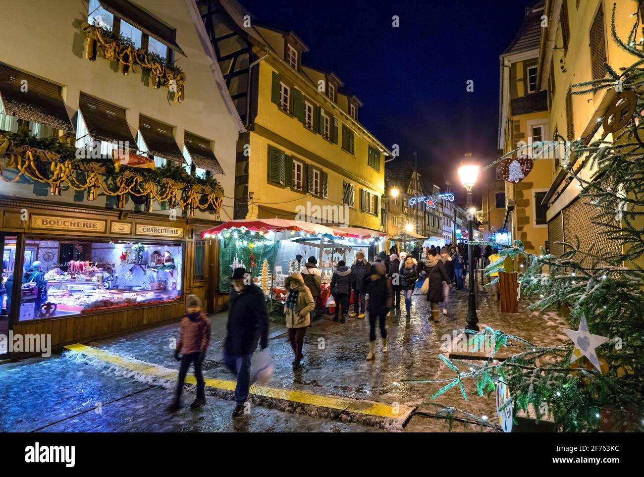 France, Alsace, Bas-Rhin, marché de Noël, Bouxwiller, par la rue. Banque D'Images
