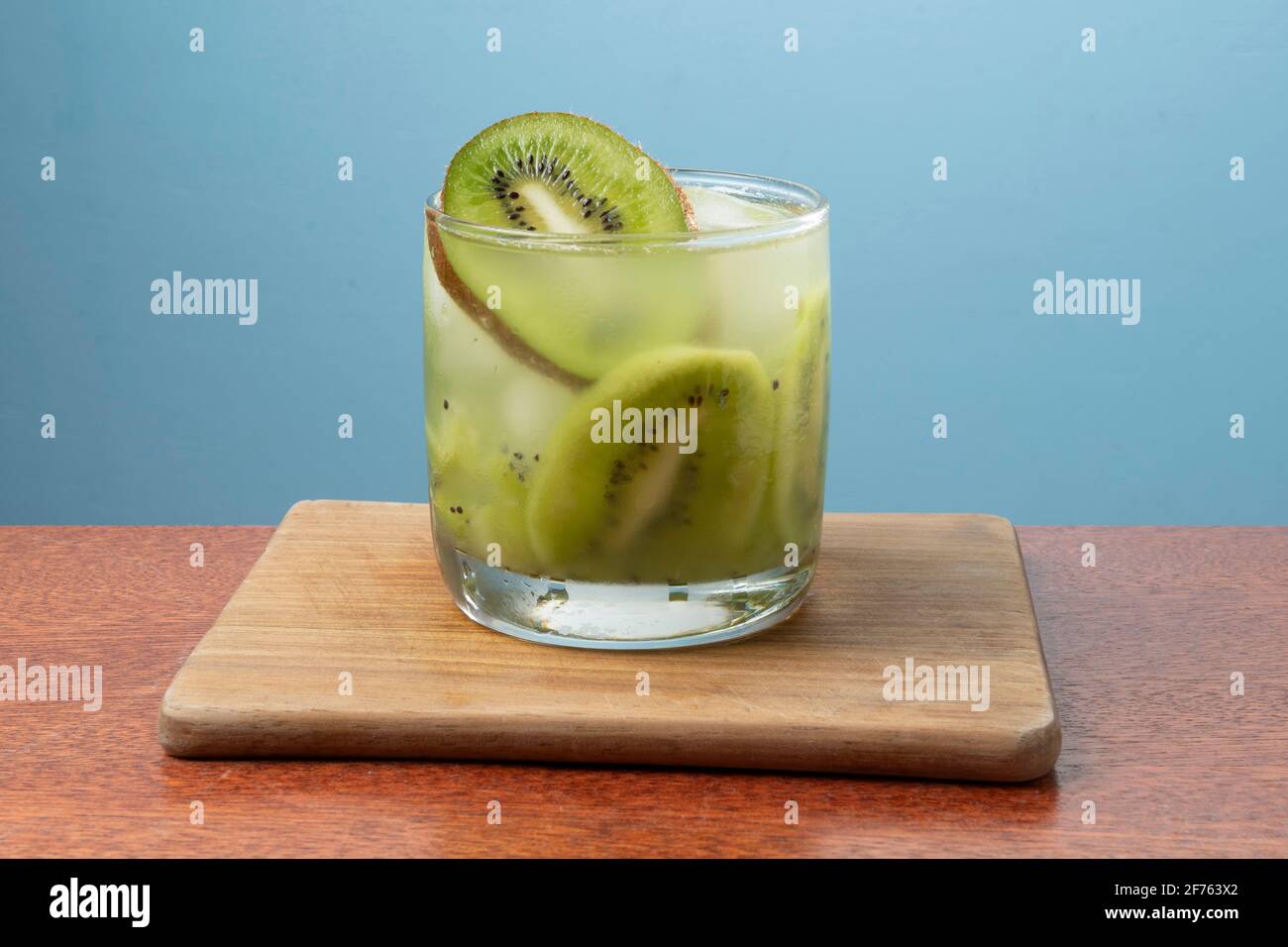 boisson alcoolisée caipirinha à base de kiwi et aguardente cocktail  distillé buvez et des fruits sur fond bleu Photo Stock - Alamy