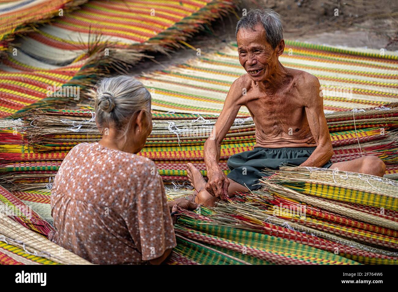 Vue de dessus de l'ancien artisan vietnamien amant faisant les tapis traditionnels du vietnam avec action de bonheur dans l'ancien village traditionnel à dinh yen, dong Banque D'Images