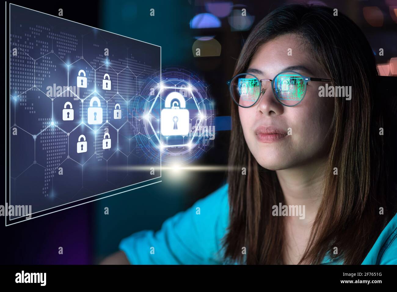 Portrait de la femme d'affaires asiatique assise et travaillant dur via la sécurité l'hologramme numérique de l'icône de verrouillage des touches s'affiche sur la carte du monde Et en forme d'hexagone sur TH Banque D'Images