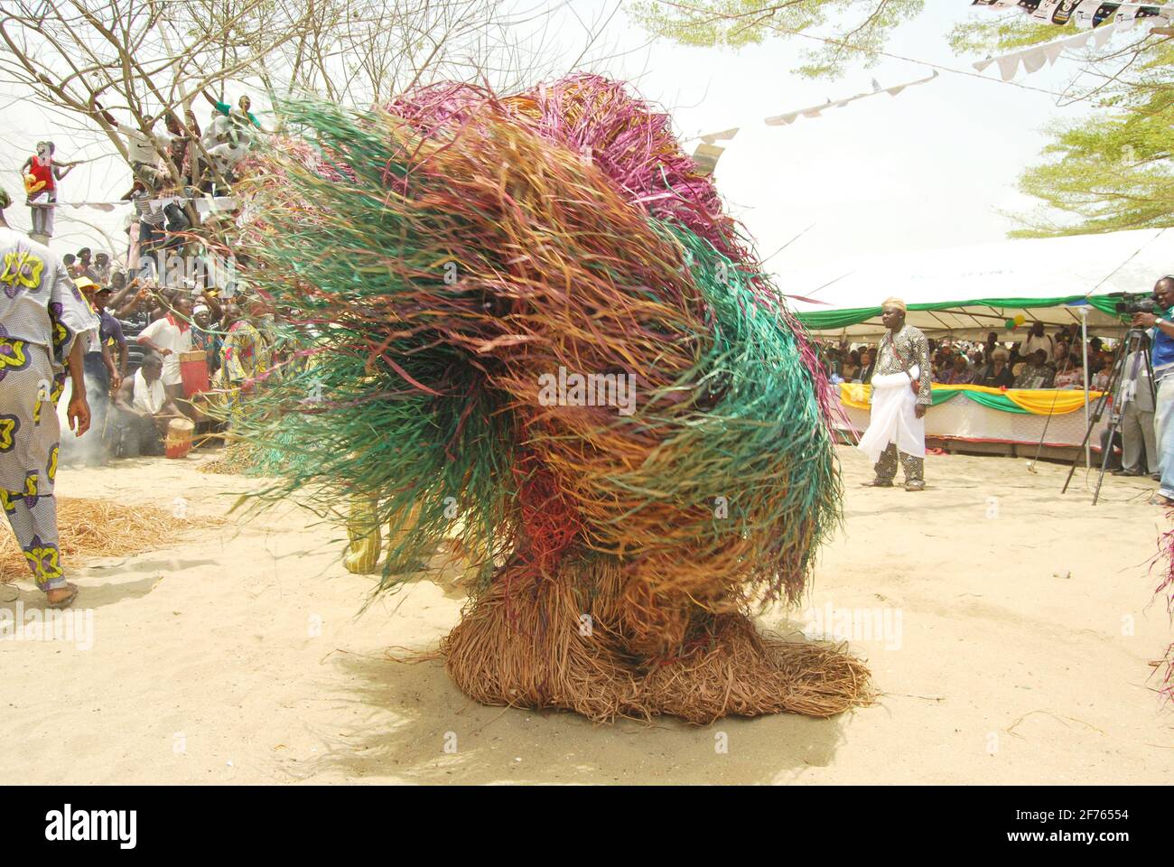Zangbeto Masquerade danse au Festival annuel du patrimoine noir à Badagry, Lagos Nigeria. Banque D'Images