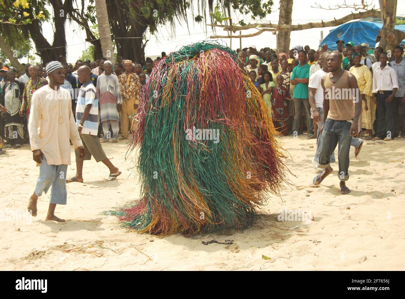 Zangbeto Masquerade danse au Festival annuel du patrimoine noir à Badagry, Lagos Nigeria. Banque D'Images
