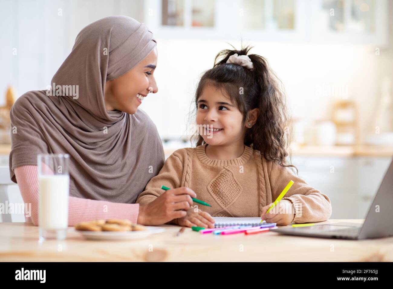 Bonne maman de la famille arabe et petite fille à dessiner ensemble Cuisine Banque D'Images