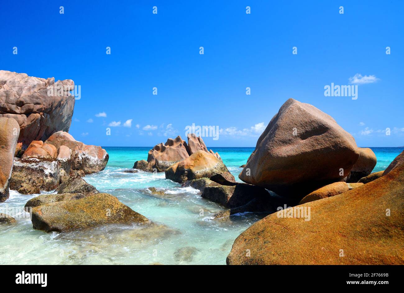 Grands rochers de granit dans la plage d'Anse Patates, l'île de la Digue, l'océan Indien, Seychelles. Magnifique paysage tropical avec ciel ensoleillé. Banque D'Images