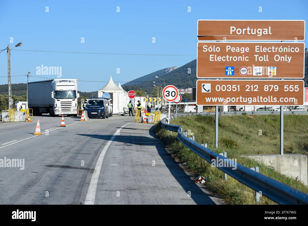 Zarza la Mayor. 5 avril 2021. Les agents vérifient l'identité d'un conducteur à la frontière entre le Portugal et l'Espagne, le 5 avril 2021. L'Espagne et le Portugal ont prolongé les contrôles de police le long de leur frontière terrestre interne jusqu'en avril 17 afin de contrôler la propagation de la pandémie COVID-19. Credit: Gustavo Valiente/Xinhua/Alamy Live News Banque D'Images