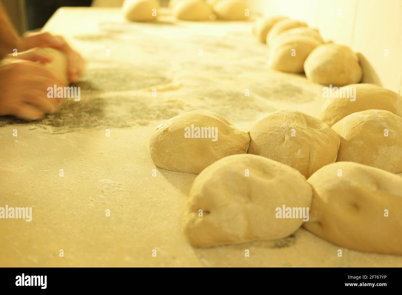 Morceaux de pâte sur la table. Pâte à pain fraîche. Banque D'Images