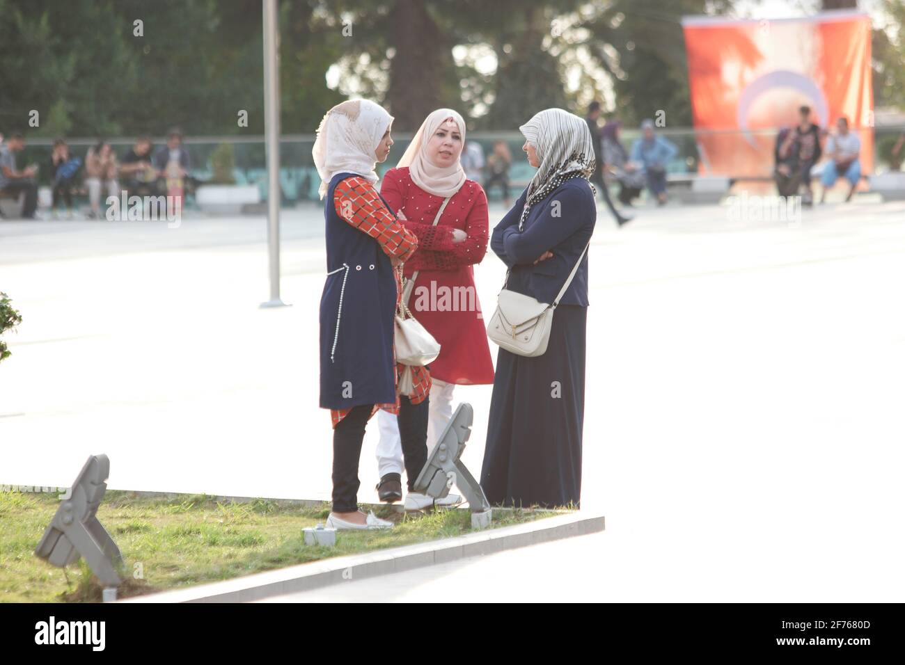 Trois musulmanes en foulard hijab traditionnel parlant à l'extérieur. Banque D'Images