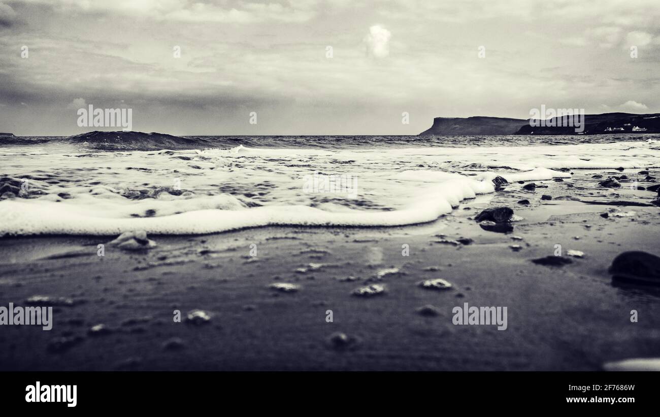 Ballycastle Bay et Fair Head, comté d'Antrim, Irlande du Nord. La côte de la chaussée des géants. Game of Thrones Country. Banque D'Images