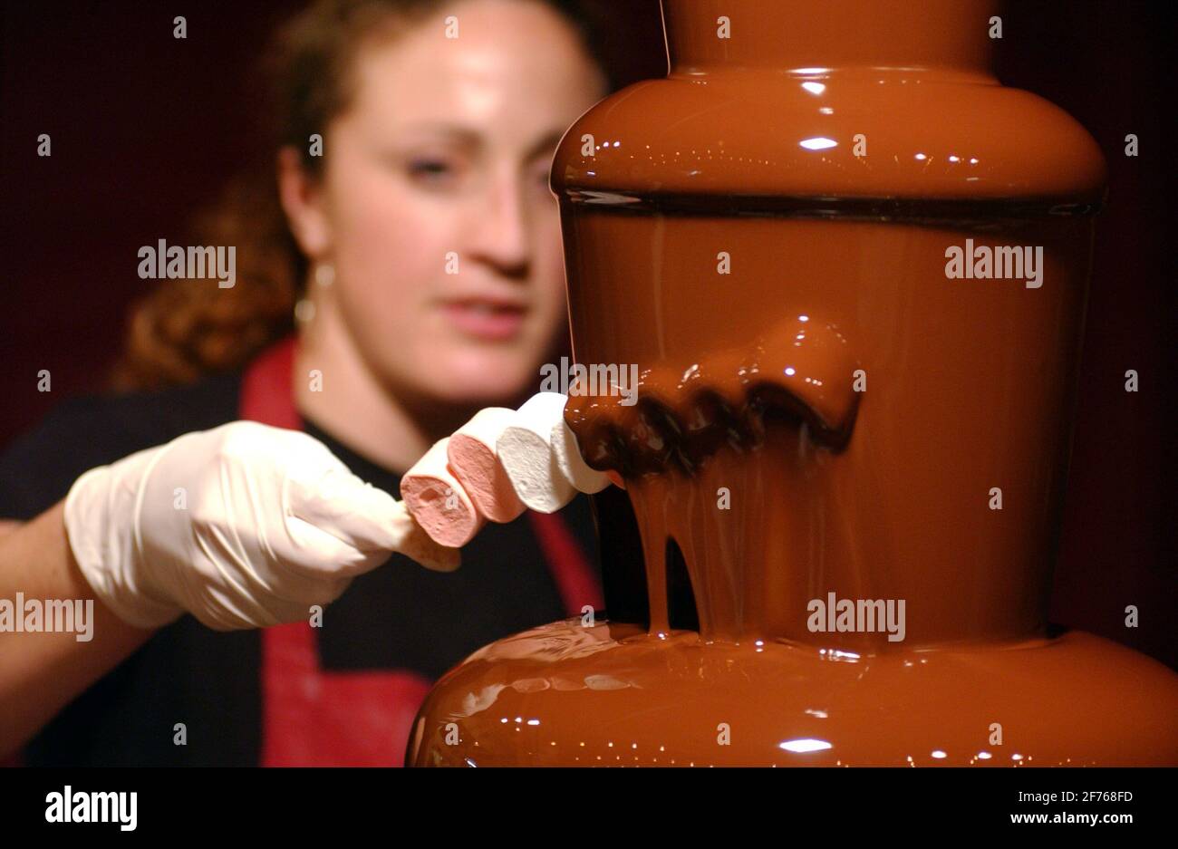 FONDUE AU CHOCOLAT AU BON SPECTACLE ALIMENTAIRE, EARLS CT.LONDON.10/12/04 PILSTON. Banque D'Images FONDUE AU CHOCOLAT AU BON SPECTACLE ALIMENTAIRE, EARLS CT.LONDON.10/12/04 PILSTON. Banque D'Images