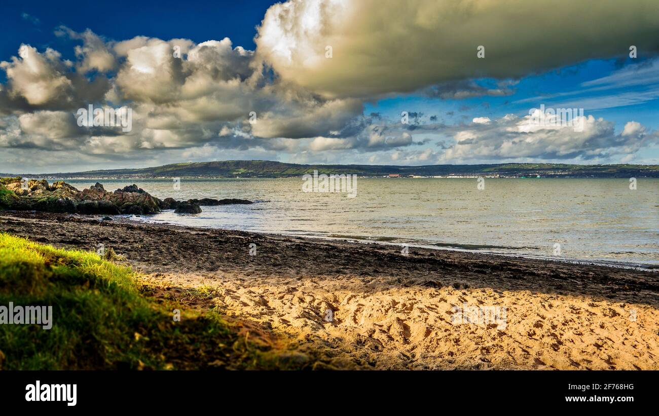 Sur la voie côtière nord en bas le long de Belfast Lough entre Hela's Bay et Seahill, County Down, Irlande du Nord. Banque D'Images