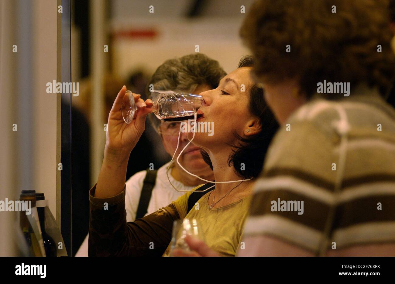 DÉGUSTATION DE VINS AU GOOD FOOD SHOW, EARLS CT.LONDON.10/12/04 PILSTON. Banque D'Images DÉGUSTATION DE VINS AU GOOD FOOD SHOW, EARLS CT.LONDON.10/12/04 PILSTON. Banque D'Images