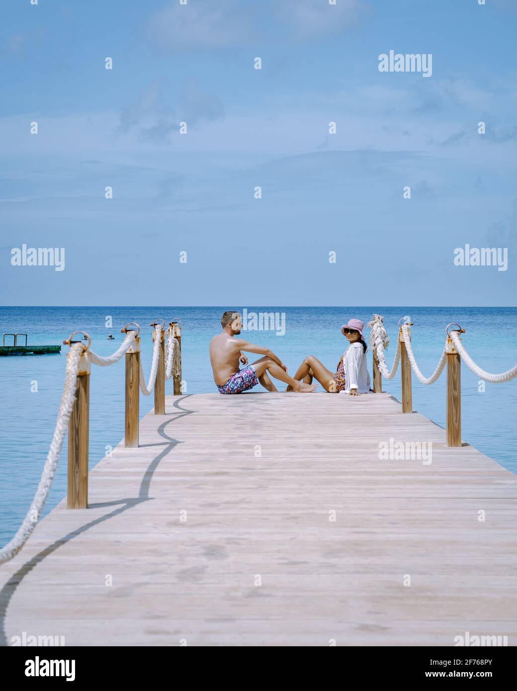 Curaçao Caribbean Island, Kokomo Beach vues autour de l'île des Caraïbes de Curaçao par une belle journée, couple de mi-âge à quelques pas de baignade sur la plage, hommes et femme en vacances à la plage Banque D'Images