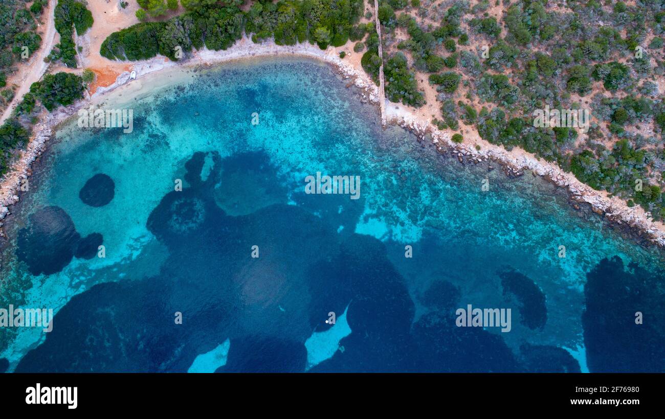Vue aérienne par drone d'une baie de l'île de Cabrera, dans l'archipel des Baléares, en Espagne Banque D'Images