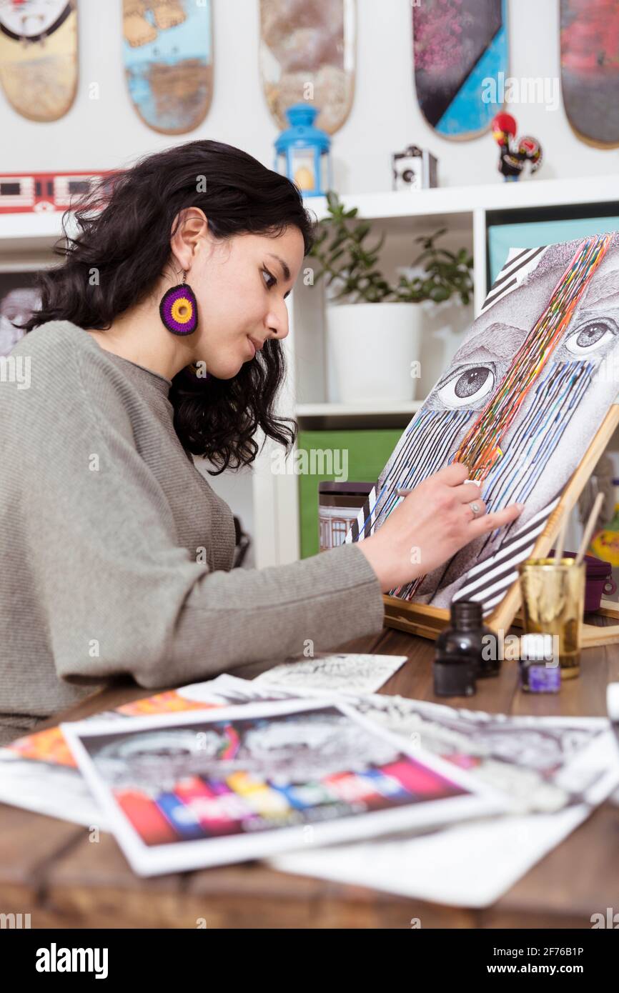 Portrait d'une jeune femme artiste peignant une photo. Concept Home Entertainment. Banque D'Images