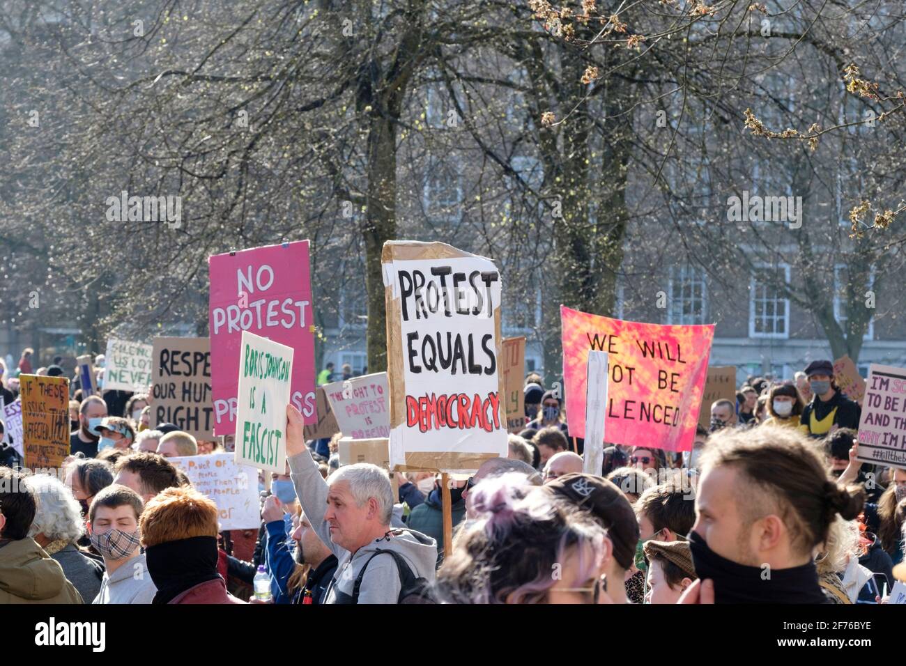 Les membres du public se réunissent sur le College Green pour exprimer leur mécontentement à l'égard des changements de loi de protestation des gouvernements, 5ème protestation de Bristol. Banque D'Images Les membres du public se réunissent sur le College Green pour exprimer leur mécontentement à l'égard des changements de loi de protestation des gouvernements, 5ème protestation de Bristol. Banque D'Images