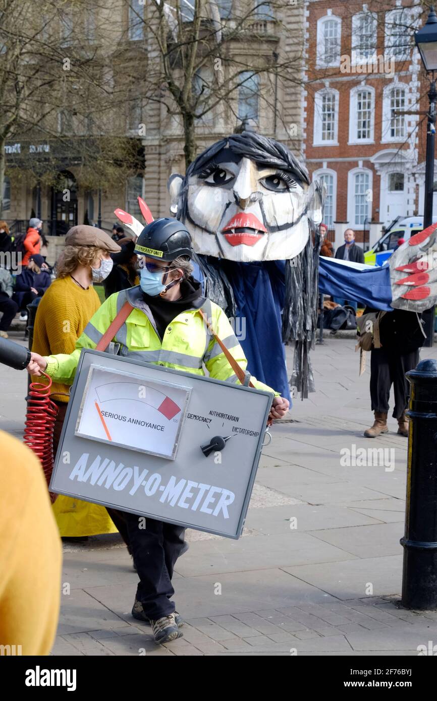 Une marionnette Priti Patel en arrière-plan. Les membres du public se réunissent au Collège Vert pour exprimer leur mécontentement à l'égard des changements de gouvernement Banque D'Images Une marionnette Priti Patel en arrière-plan. Les membres du public se réunissent au Collège Vert pour exprimer leur mécontentement à l'égard des changements de gouvernement Banque D'Images